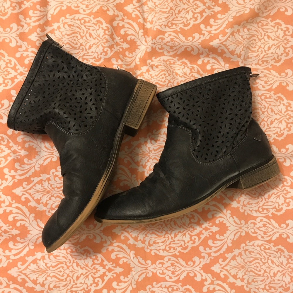 dark gray roxy booties